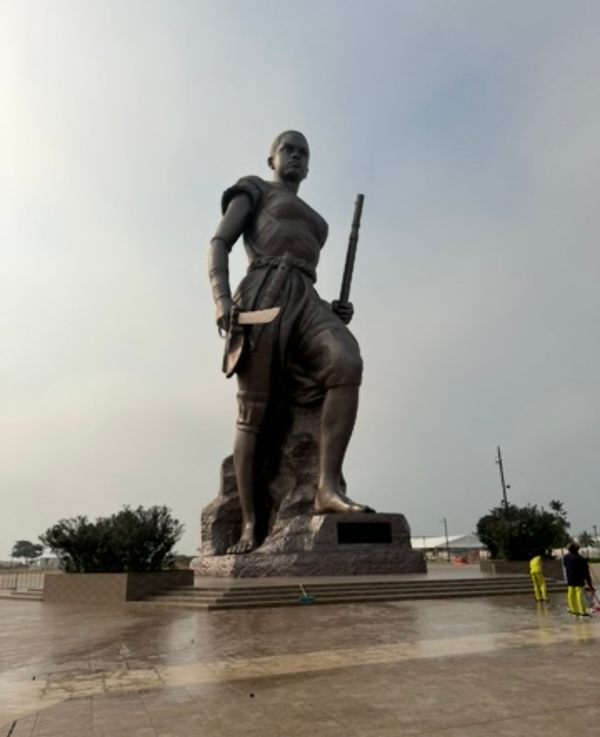 Patung Amazon di Cotonou, Benin