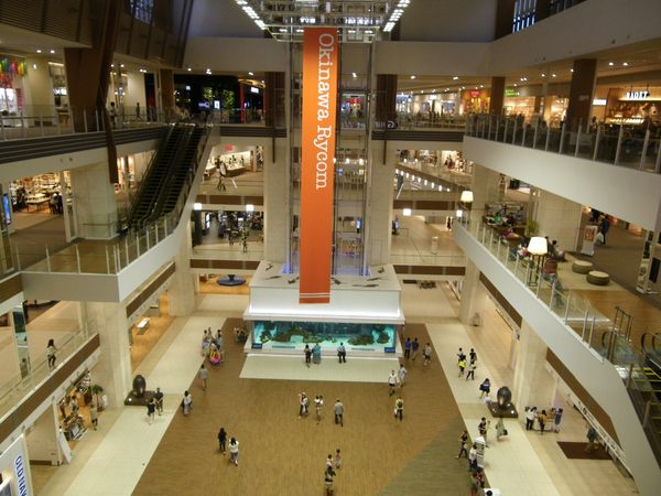Aeon Mall Okinawa Rycom Aquarium di Okinawa, Jepang