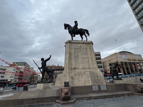 Monumen Kemenangan ULUS di Ankara, Turki