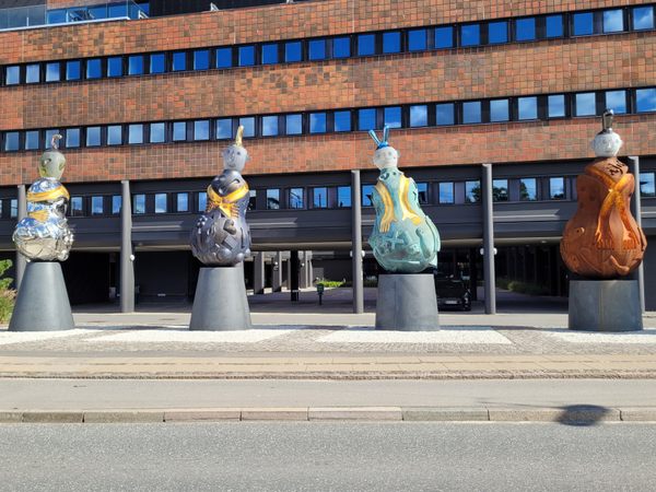 'Jatuh di jalan hidup' ('Tumblers on Life's Path') di Kopenhagen, Denmark