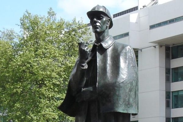 Patung Sherlock Holmes di London, Inggris